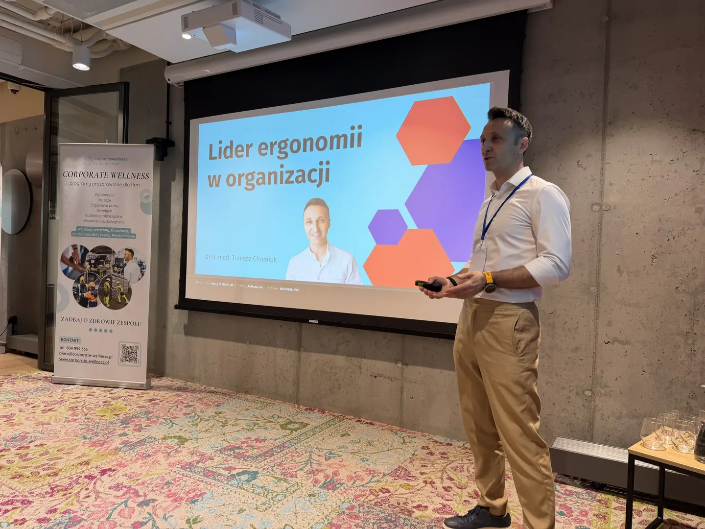 Ekspert prowadzi prelekcję dla pracowników na sali konferencyjnej