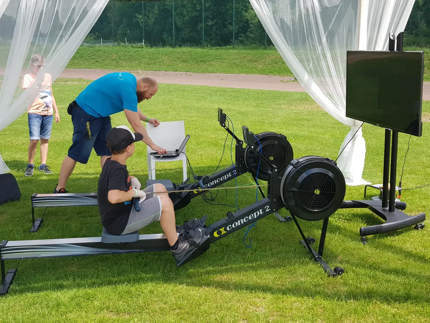 Stanowisko z ergometrem wioślarskim w strefie ruchu na pikniku