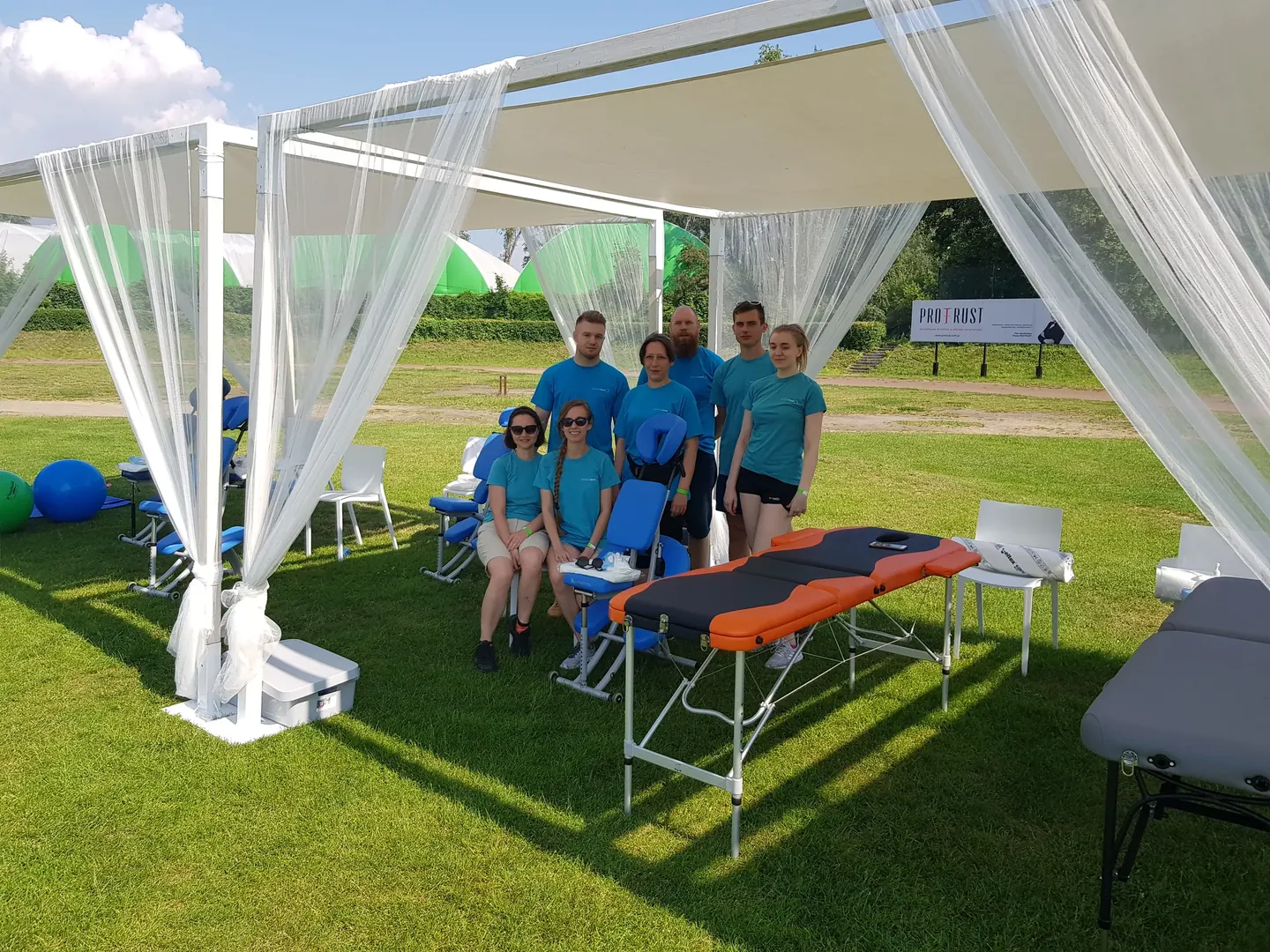 Zespół Corporate Wellness w strefie masażu pod pawilonem