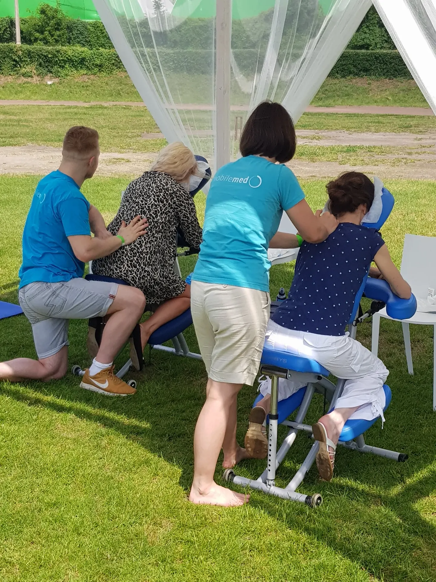 Masaż na krześle na trawie podczas pikniku