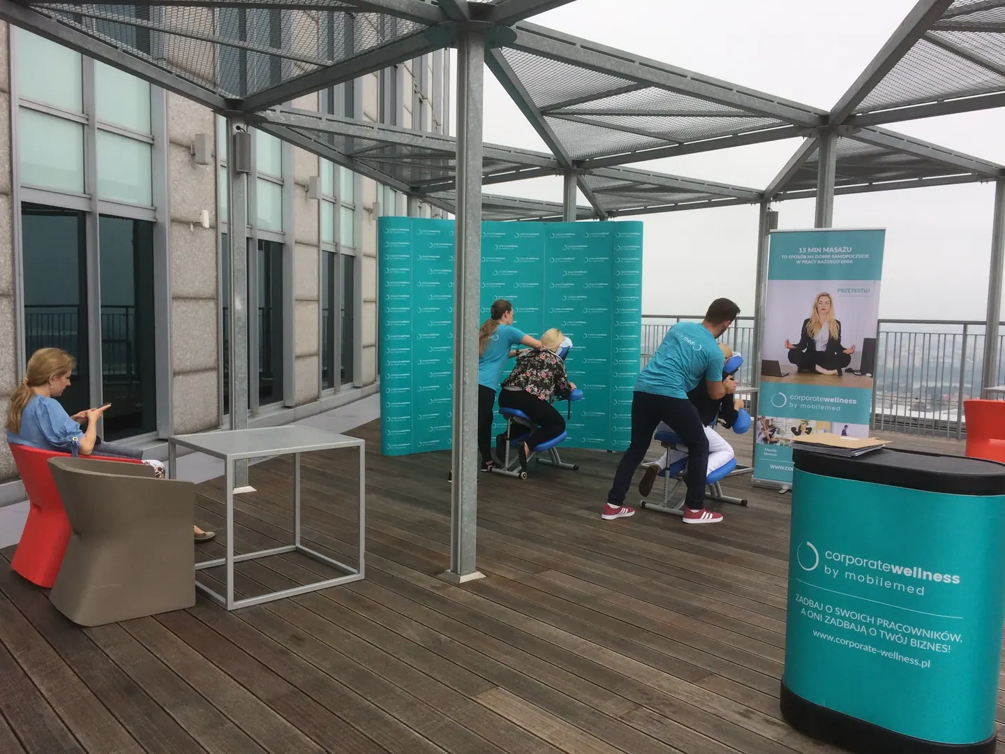 Stanowisko masażu Corporate Wellness na tarasie biurowca