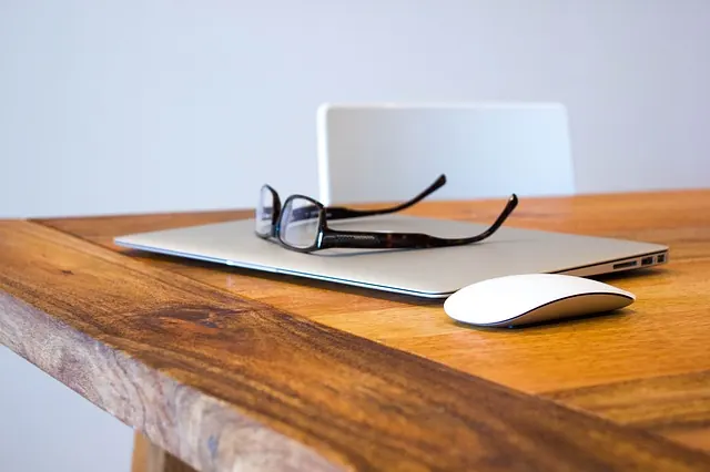okulary na laptopie